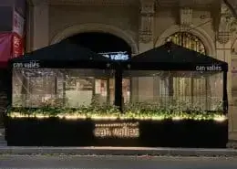 Vista desde el frontal por la noche.