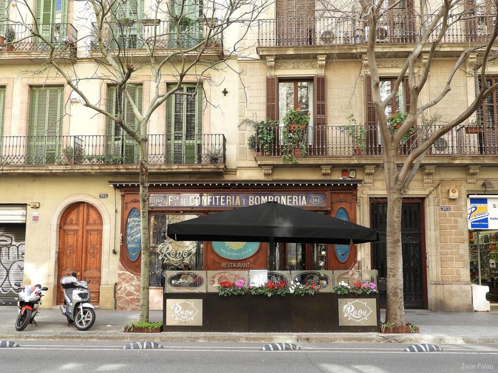 Jardineras con luz y vidrio Restaurante Reñé para la hostelería