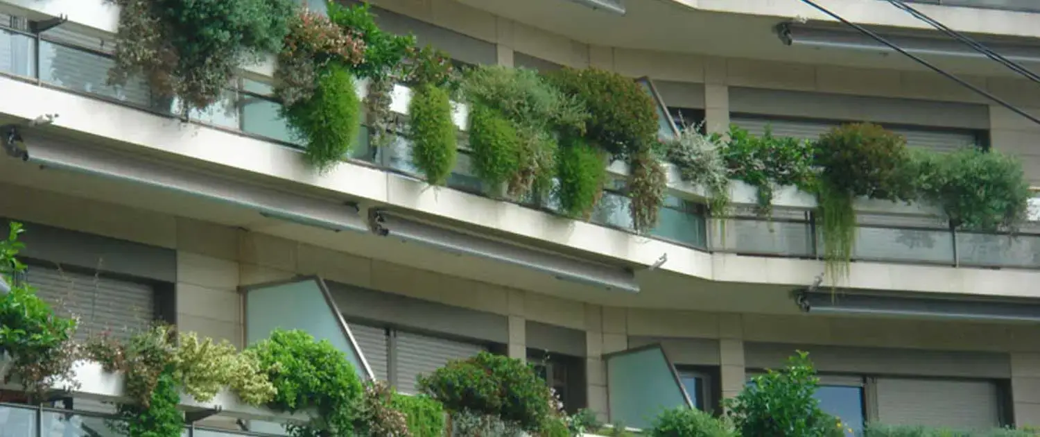 Jardineras de PRFV en la zona común de una comunidad de vecinos