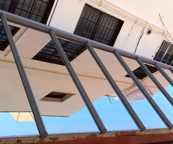Vista desde el patio de luces de un edificio cubierto con lucernario