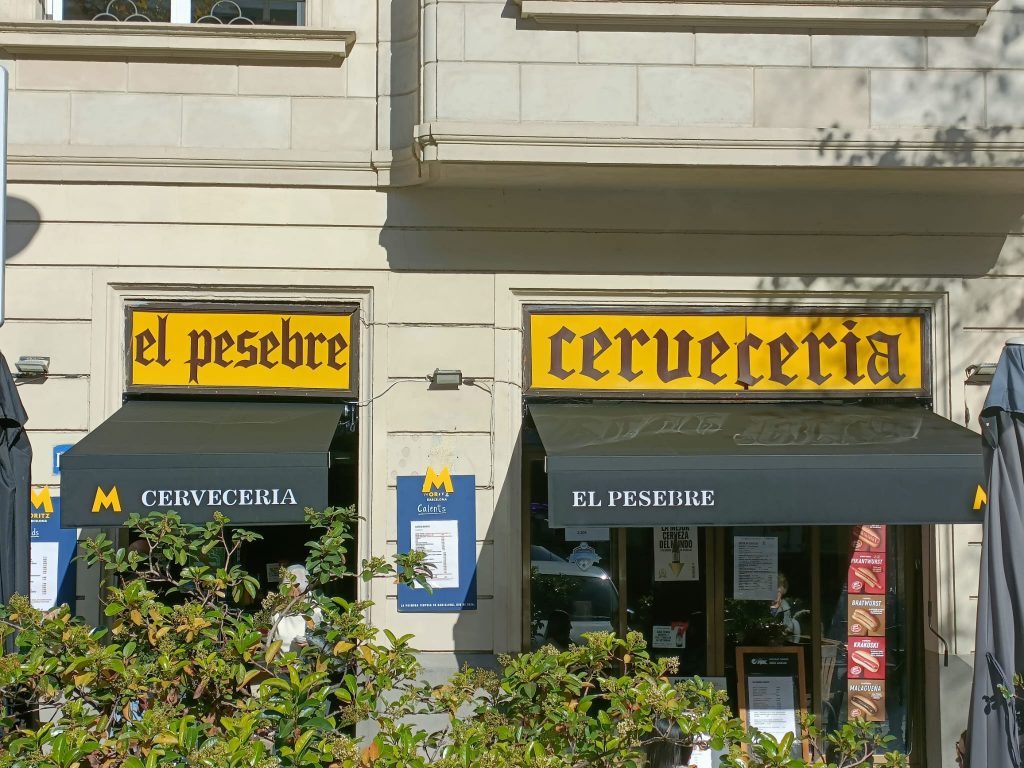 Faldón retroiluminado con el logo de El Pesebre en un toldo renovado de Barcelona