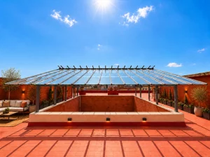 Lucernario sobreelevado sobre patio interior en azotea de comunidad