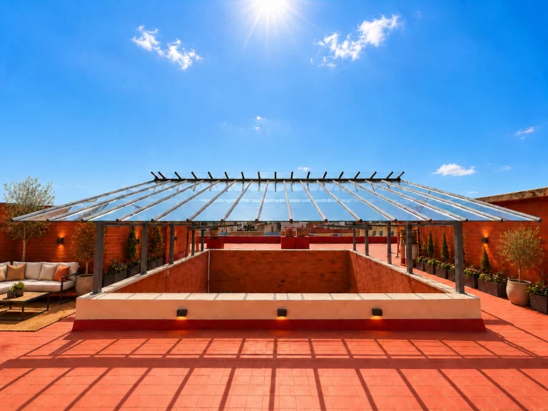 Lucernario sobreelevado sobre patio interior en azotea de comunidad