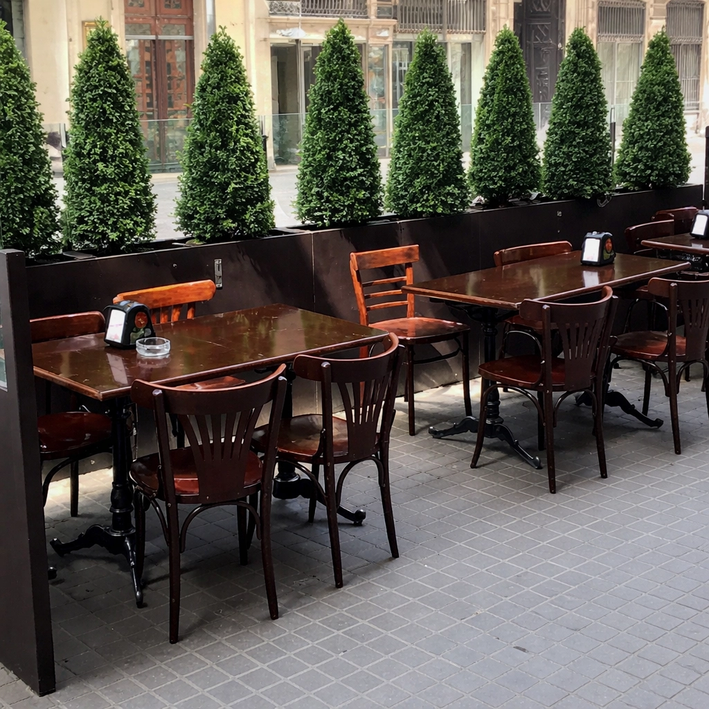 Terraza de restaurante delimitada con jardineras de PRFV y panel lateral