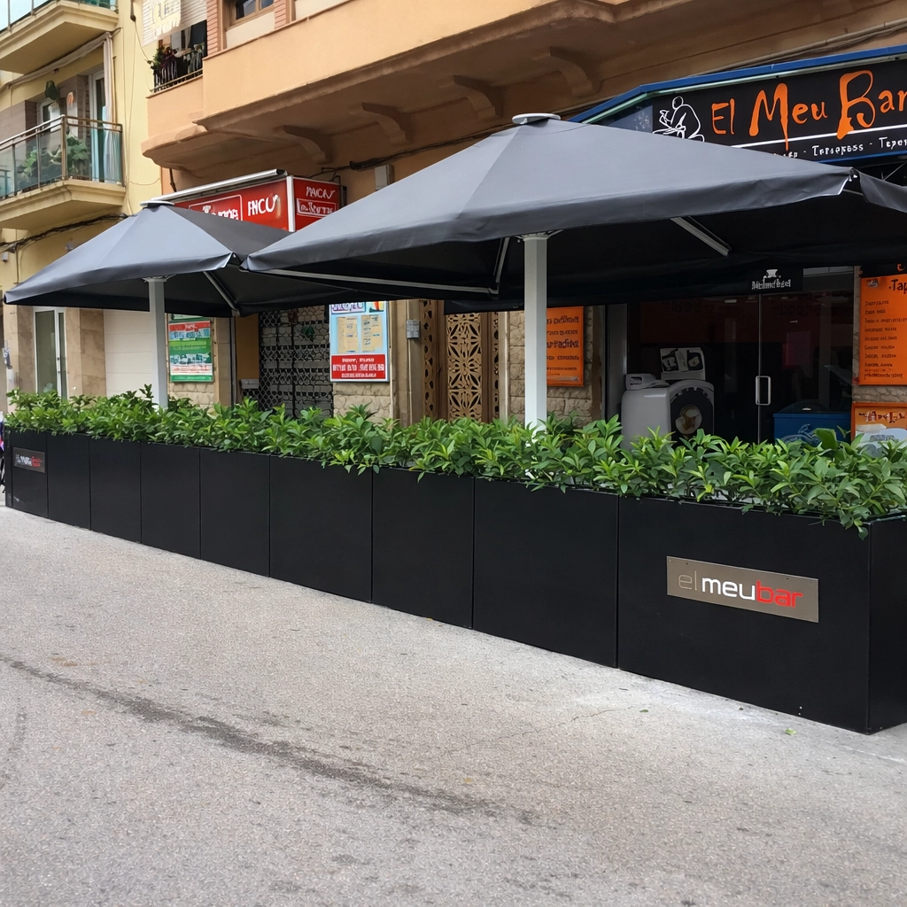 Cerramiento de terraza para hostelería con jardineras en resina de poliéster y parasoles